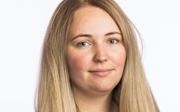 Nybakt mor vil ha svar på om hun får amme i stortingssalen