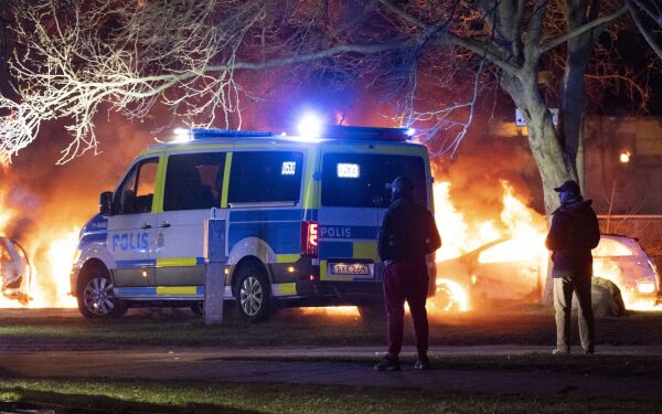 Skole og biler påtent