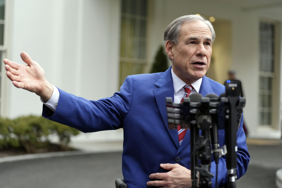 Texas-guvernør Greg Abbott snakker med journalister utenfor vestfløyen i Det hvite hus, 5. februar 2025, i Washington.
 Foto: AP Photo/Alex Brandon, fil/NTB