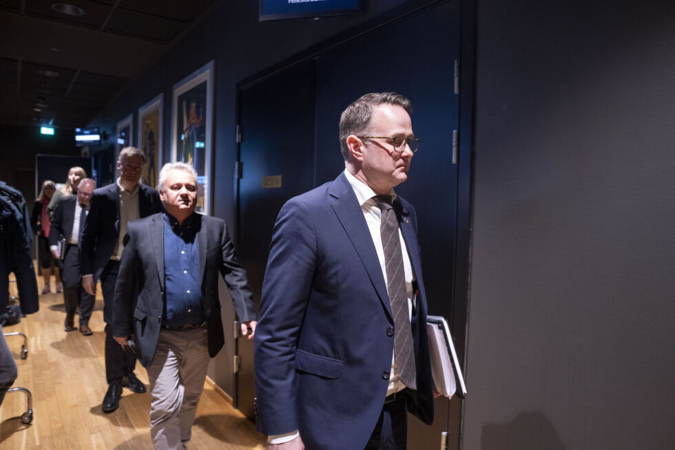 Riksmekler Mats Wilhelm Ruland (foran) sto overfor en vanskelig oppgave da frontfagsoppgjøret havnet på hans bord onsdag. Midnatt natt til søndag går fristen ut for Fellesforbundet-leder Jørn Eggum (midten) og fungerende direktør Knut E. Sunde i Norsk Industri ut.
 Foto: Javad Parsa / NTB