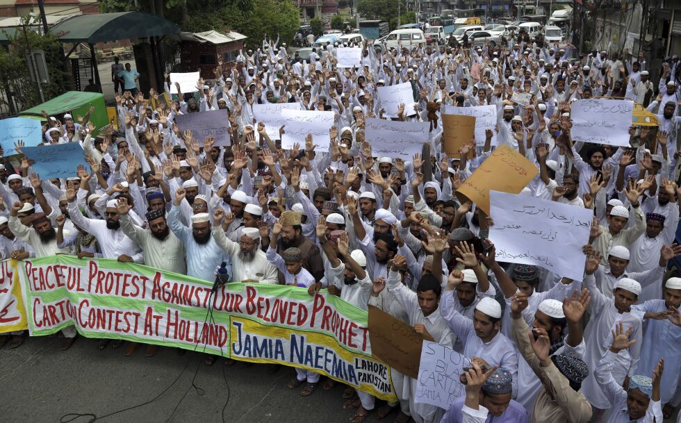 Rasende: 10 000 protesterte i Lahores gater 29. august mot Geert Wilders’ planer om en tegnekonkurranse i Nederland.
 Foto: NTB scanpix