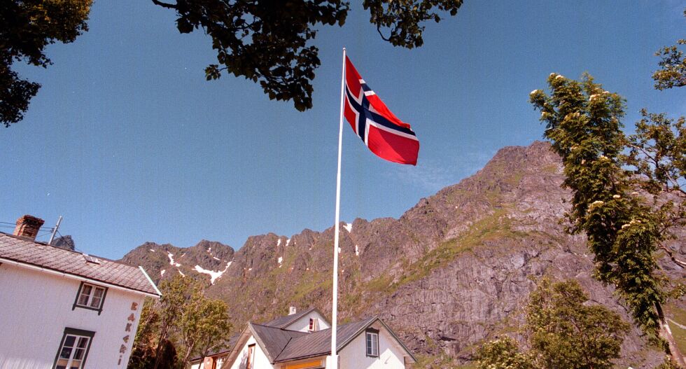 Flagget til topps: 31. oktober heiser vi flagg over heile landet i samband med reformasjonsjubileet. Bilete frå Å i Lofoten.
 Foto: NTB scanpix