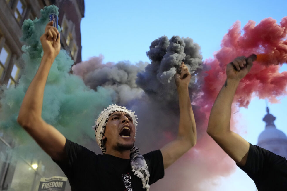 Pro-palestinske demonstrasjoner i London, mandag 9. oktober, to dager etter at palestinske terrorister slaktet over 1000 sivile israelere i Sør-Israel.
 Foto: AP Photo/Kirsty Wigglesworth/NTB.