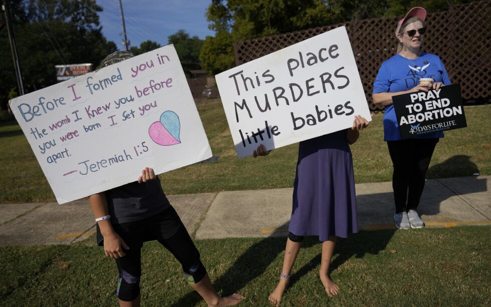 Abortmotstandere utenfor en klinikk i Texas der det utføres aborter. Arkivfoto fra oktober 2021.
 Foto: Rebecca Blackwell / AP / NTB