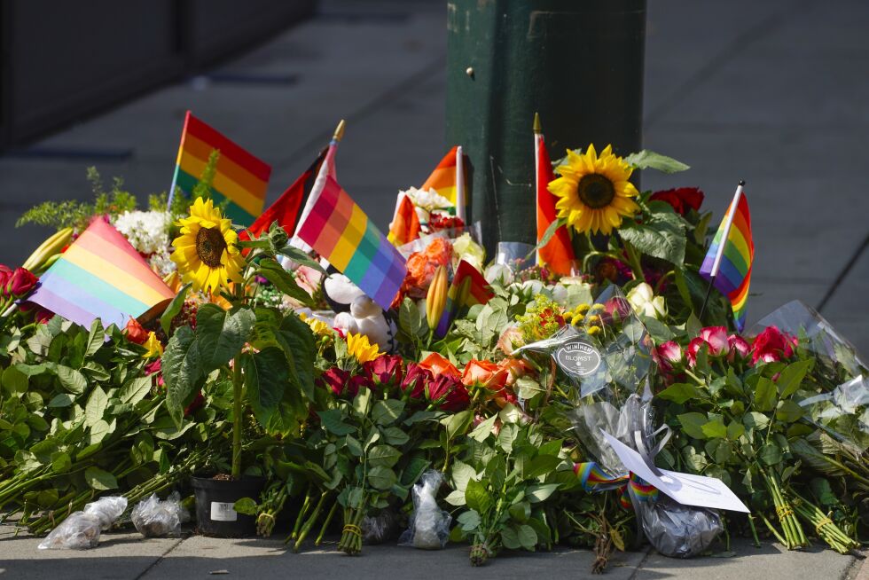 Flere er skadd og to drept etter skyting i Oslo. Folk har lagt ned blomster og pride-flagg etter det i natt ble avfyrt flere skudd i 1.15-tiden på utsiden av London pub i sentrum av Oslo, der flere ble skadd og to drept.
 Foto: Terje Pedersen / NTB