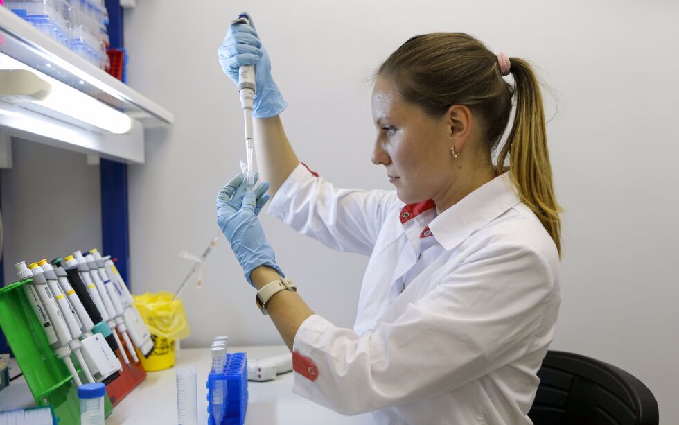 En ansatt jobber med den nye koronavaksinen ved et nasjonalt mikrobiologisk senter i Moskva.
 Foto: Aleksandr Zemljanitsjenko Jr / NTB scanpix