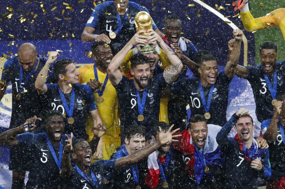 Frankrikes Olivier Giroud holder opp trofeet mens han feirer med lagkamerater etter at de vant finalen mot Kroatia i 2018 på Luzhniki stadion i Moskva, Russland, søndag 15. juli 2018.
 Foto: Rebecca Blackwell/NTB Scanpix
