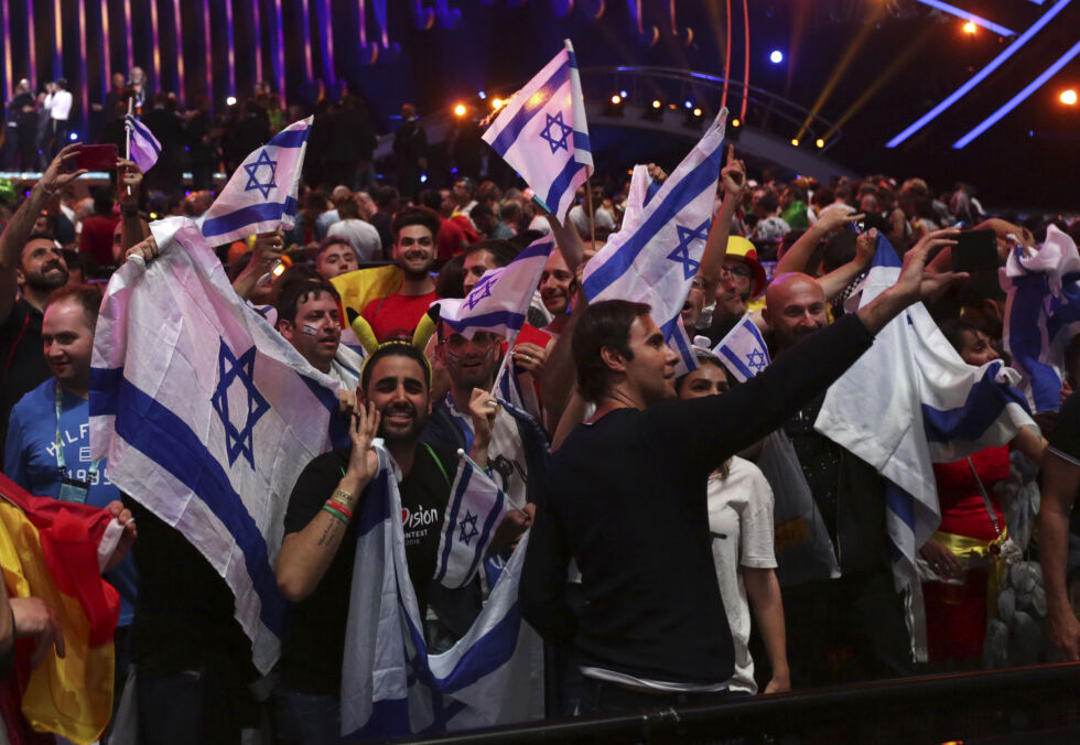 Israelske fans feirer etter at Netta fra Israel vant Eurovision Song Contest i Portugal i 2018.
 Foto: NTB/AP Photo/Armando Franca