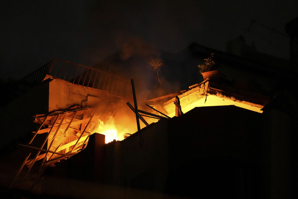 Brann i leiligheten til en av lederne for Islamsk hellig krig i Nord-Gaza som følge av israelske luftangrep, tirsdag 9. mai 2023.
 Foto: NTB/AP/Adel Hana