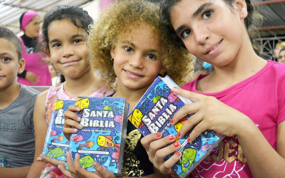 – På Cuba opererer vi med barnebibler som er en lettlest utgave av bibelen, men som er en komplett bibel. Helt fra barna er 8-9 år leser de dette selv, forteller Bernt Greger Olsen.
 Foto: Bibelselskapet Cuba