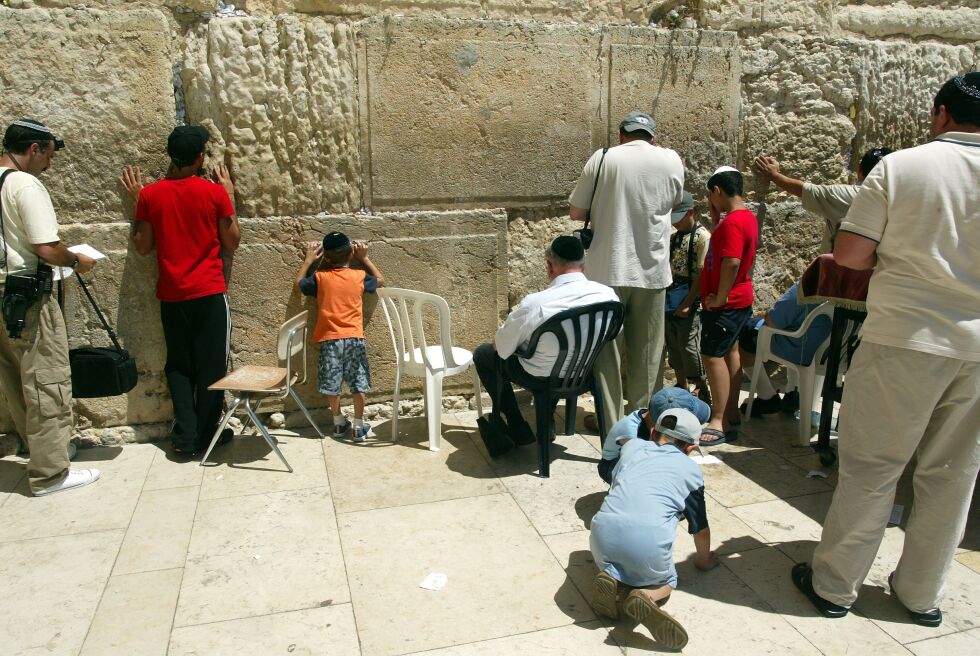 ved KLAGEMUREN: Jødiske barn fra ultraortodokse familier utgjør en av de største gruppene av de som lider.
 Foto: NTB/ Scanpix