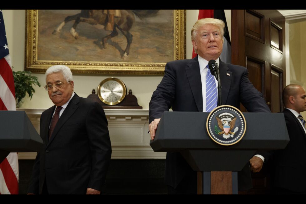 Palestinernes president Mahmoud Abbas (t.v.) hevder å ha avskrevet president Donald Trump (t.h.) og USA som fredsmeklere, etter at Trump før jul anerkjente Jerusalem som Israels hovedstad. Foto: AP / NTB scanpix