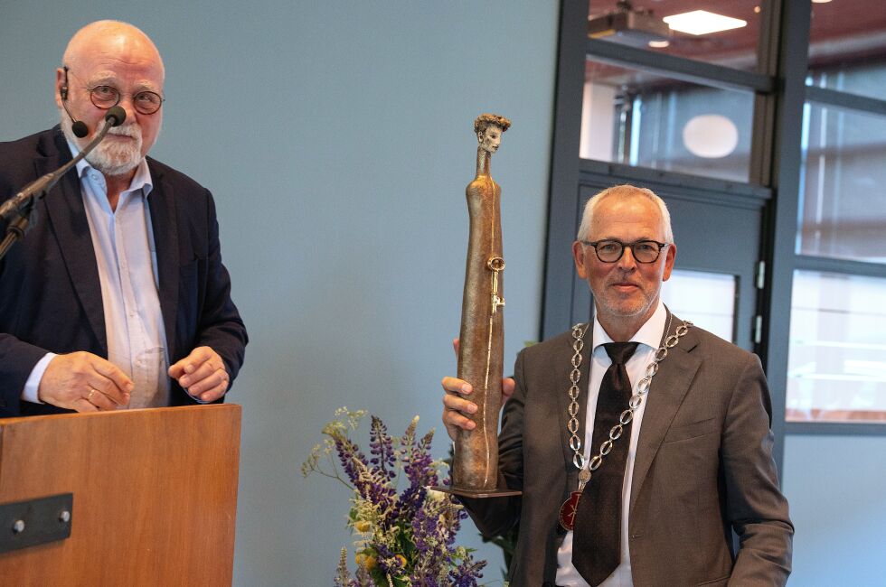 GÅR AV: 1. august er Vidar L. Haanes (til høyre) ferdig som rektor ved MF vitenskapelig høyskole. – Du har vært en høyreist leder som har fant og brukte nøkkelen til å endre MF til det vi ser i dag, en blomstrende vitenskapelig høyskole, sa styreleder Atle Sommerfeldt.
 Foto: Idunn Bathen Nonstad, MF.