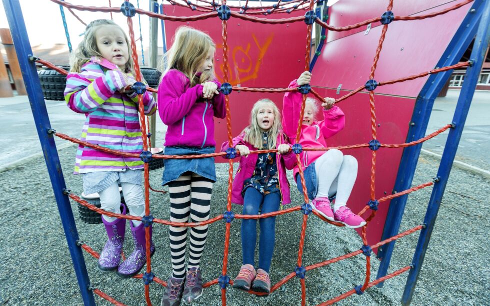 Jenter som leker ute på barneskole og SFO. Modellklarert. Illustrasjonsbilde.
 Foto: Gorm Kallestad/NTB