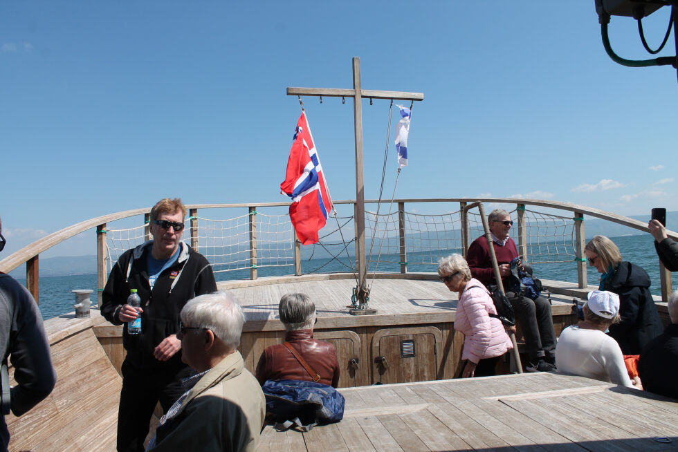 Det norske og det israelske flagget heist i baugen på båttur på Genesaretsjøen.
 Foto: Trine Overå Hansen