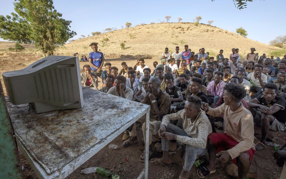 En gruppe flyktninger fra Tigray, Etiopia, ser på tv-nyheter i en leir i Sudan.
 Foto: AP / NTB