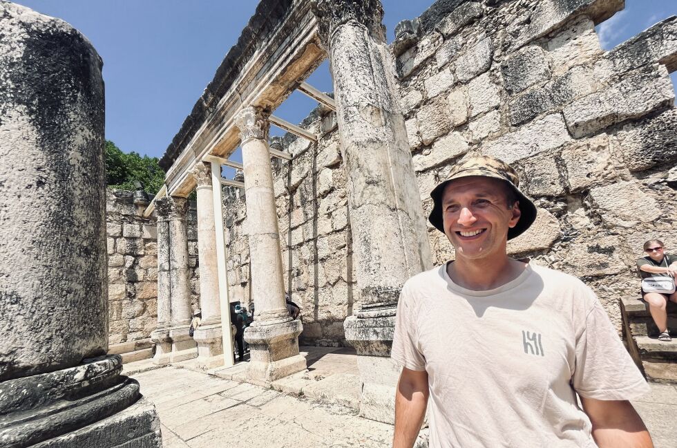 JØDISK BAKGRUNN: Eliav Levin vokste opp i en jødisk familie som feiret sabbaten hver helg, men som holdt en lav profil i Ukraina. I dag er han innbygger i Israel. Her ved den gamle synagogen i Kapernaum.
 Foto: Ingvill Mydland