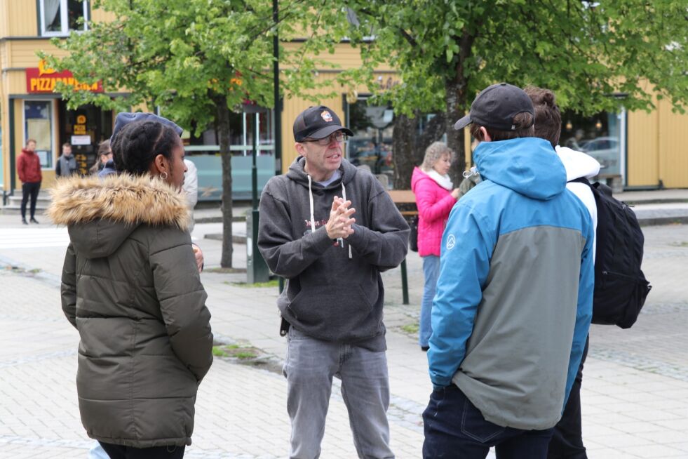 Levi Jensen samtalte med de unge i Levanger.
 Foto: Daniel Haddal