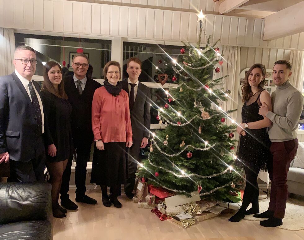 Familien Thu i Tromsø med Karl Enok, Ingebjørg, Kristina og Daniel inviterte Petr og Kristina til og feire jul sammen med dem. Også Adrian Gheorghe fikk plass hos familien med det store hjertet.
 Foto: Privat.
