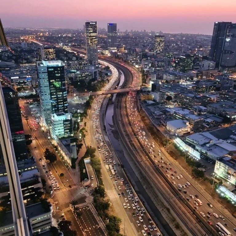 Stor trafikkø på Ayalon motorvei i Gush Dan i Tel Aviv. Nå kan slike veier i Israel få selvkjørende drosjer.
 Foto: Nadav Goldstein/TPS