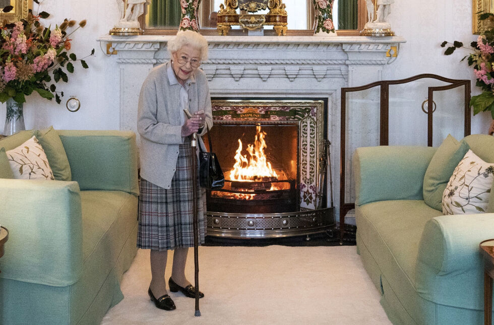Dronning Elizabeth er død, opplyser Buckingham Palace. Her er hun på familiens slott Balmoral i Skottland tidligere denne uken. Foto: Jane Barlow / AP / NTB