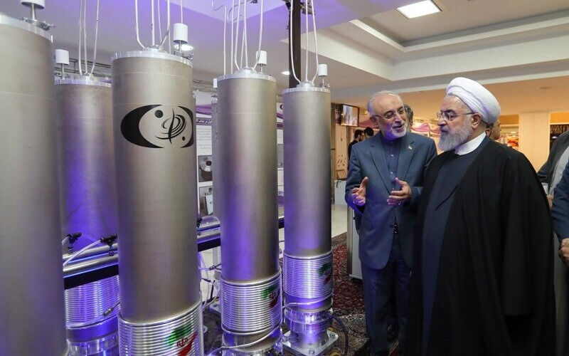 Ali Akbar Salehi, leder av Irans atomenergiorganisasjon, viser daværende president Hassan Rouhani modeller av kjernefysiske sentrifuger, 9. april 2019. Illustrasjonsbilde.
 Foto: Iranian President’s Office.