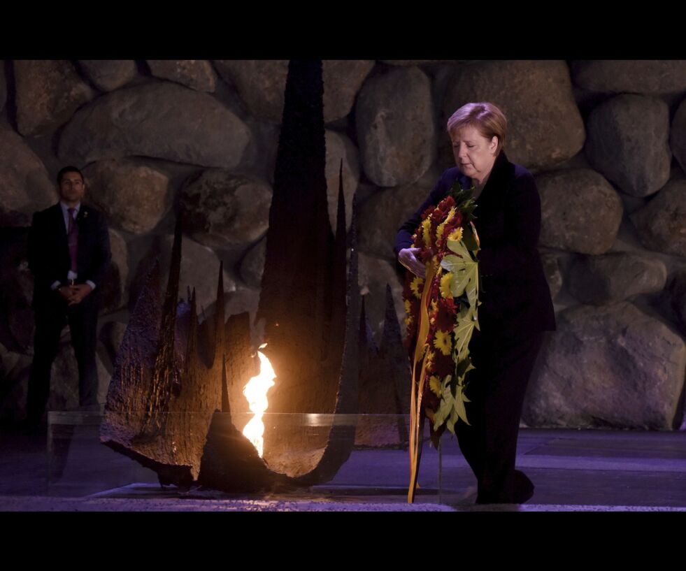 Tysklands statsminister Angela Merkel legger ned krans under en minneseremoni ved holocaustmuseet Yad Vashem i Jerusalem torsdag. Foto: AP / NTB scanpix
