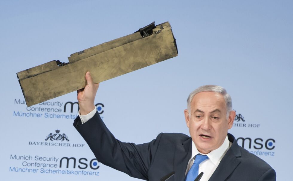 DRONE: Benjamin Netanyahu viste frem det han sier er en bit av den iranske dronen som ble skutt ned over Israel 10. februar, da han talte på sikkerhetskonferansen i Munchen en uke senere. Foto: AP / NTB Scanpix