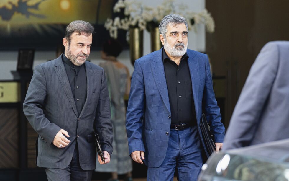 Iransk viseutenriksminister Reza Najafi (t.v.) og Behrouz Kamalvandi, talsperson for den iranske atomenergiorganisasjonen, på vei ut fra atomforhandlinger i Wien fredag.
 Foto: Florian Schroetter / AP / NTB