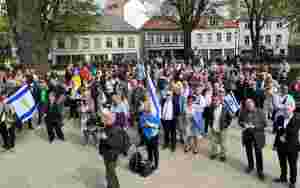 To politibetjenter og 400 demonstranter