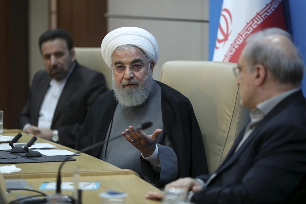 Irans president Hassan Rouhani (i midten) har varslet at landet vil bryte atomavtalen trinn for trinn hvis ikke noe gjøres for å lette sanksjonspresset fra USA. Foto: AP / NTB scanpix