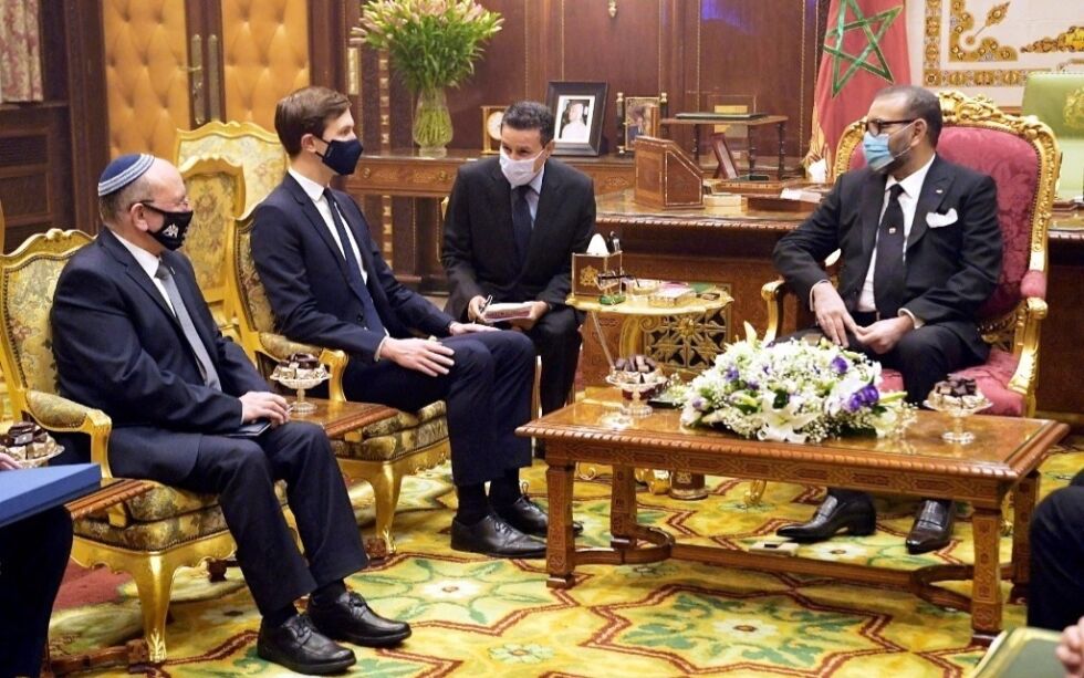 Meir Ben-Shabbat (venstre) og Jared Kushner i møte med Kong Mohammed VI av Marokko (høyre).
 Foto: Amos Ben-Gershom/TPS