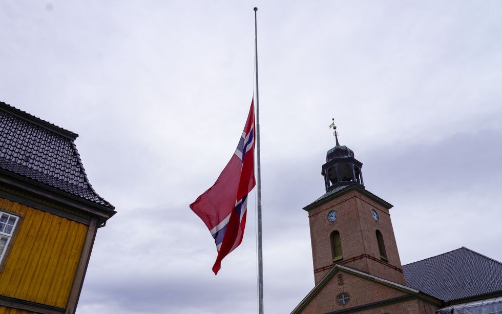 Flagget på halv stang i Kongsberg dagen etter at en mann drepte fem personer i byen onsdag kveld.
 Foto: Terje Bendiksby / NTB