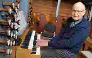 Nifingret organist (89) berger salmekabalen