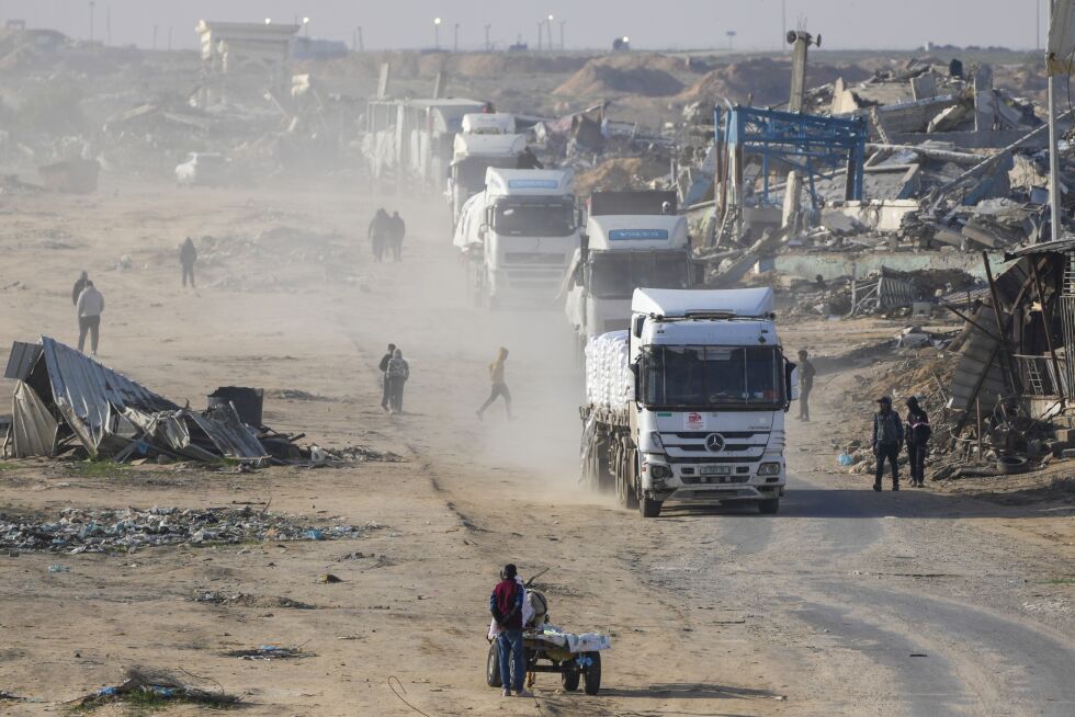 Lastebiler som frakter humanitær hjelp kommer inn på Gazastripen fra Egypt i den sørlige Gaza-byen Rafah, onsdag 12. februar 2025.
 Foto: NTB/AP