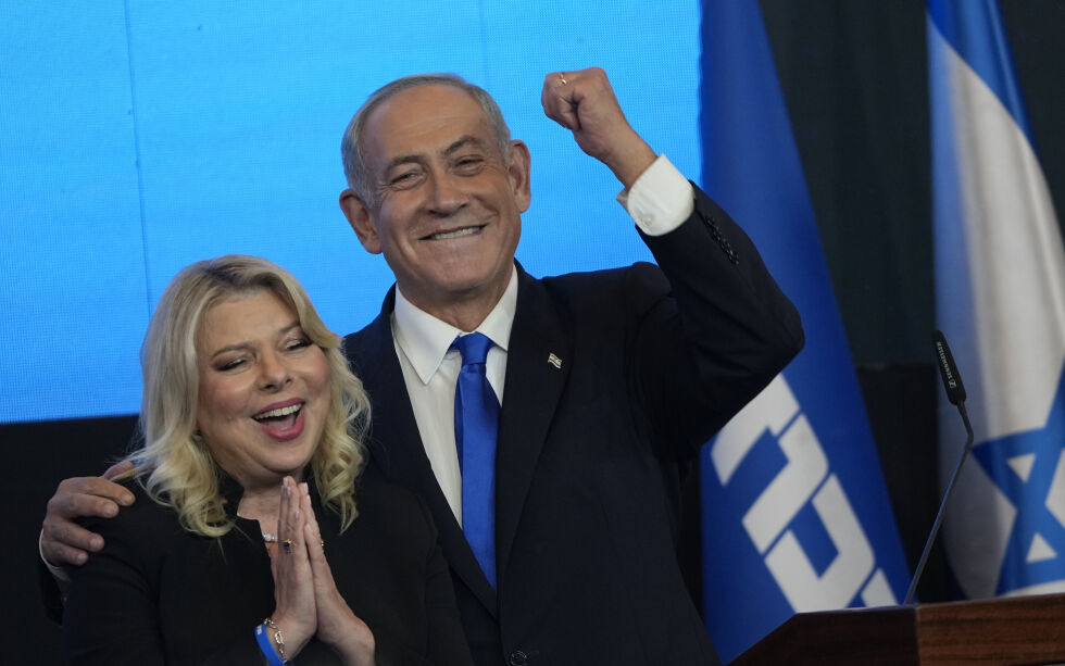 Israels lengstsittende statsminister kan gjøre comeback som regjeringssjef. Her feirer Benjamin Netanyahu og kona Sara at han foreløpig leder klart når 70 prosent av stemmene er godkjent.
 Foto: Tsafrir Abayov/AP/NTB