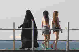 Kvinner i Syria må gå med burkini på stranda