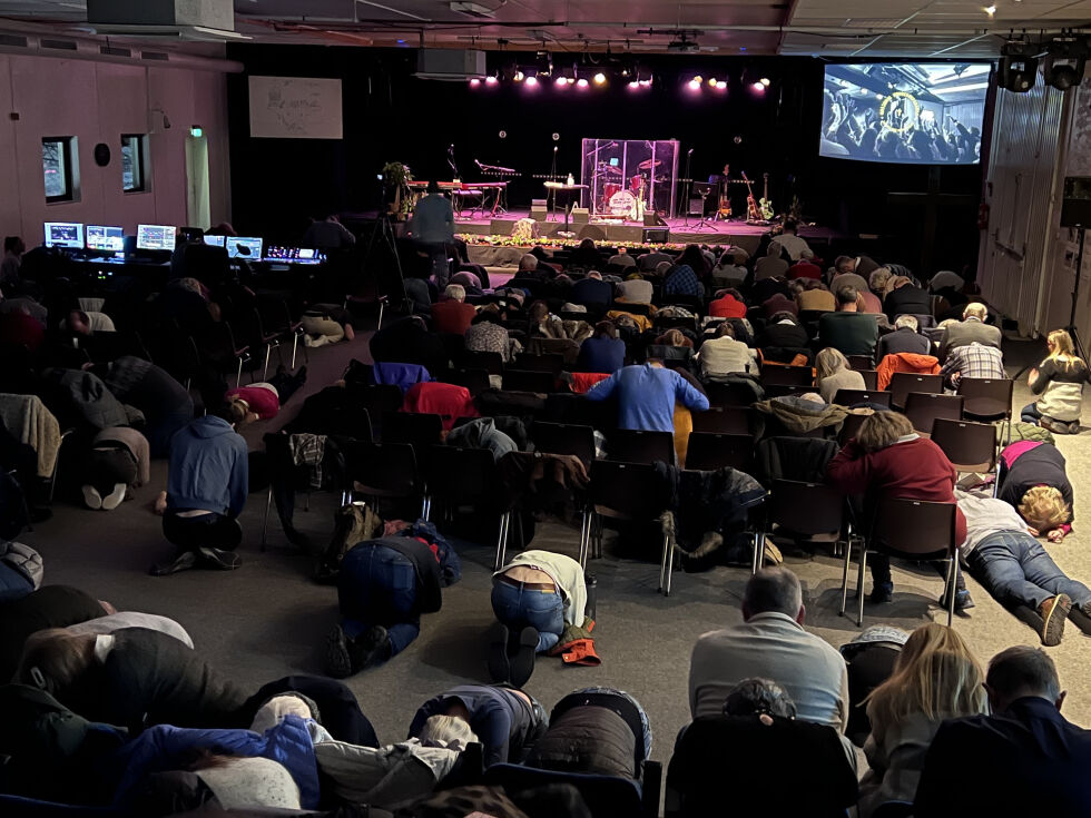 Mennesker i salen søker Gud og legger seg på kne for å ære Jesus.
 Foto: Daniel Haddal