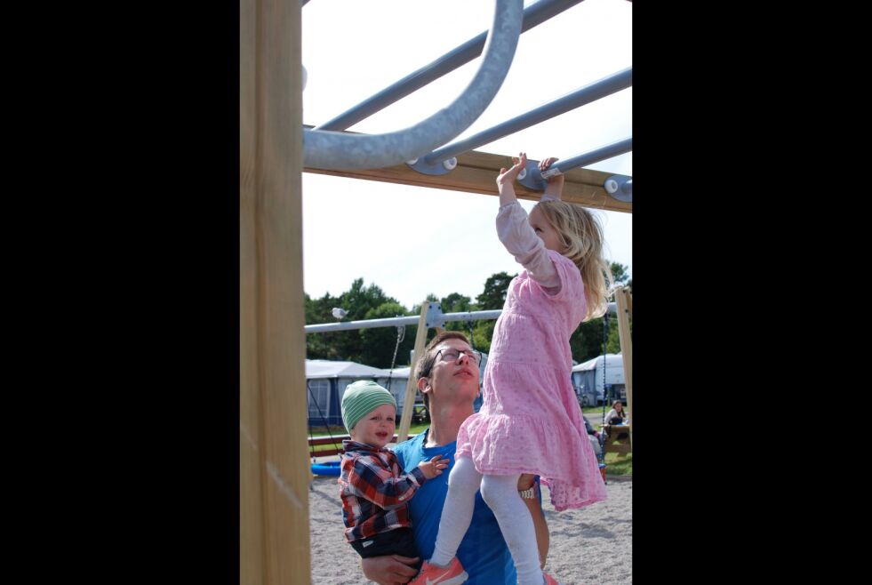 Seksbarnsfar Ivar Håland liker kvalitetstiden han får med barna på campingplassen. Her med Terje (1) på armen og Maria (4) i klatrestativet.
 Foto: Inger Anna Drangsholt