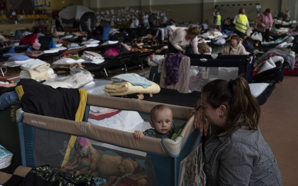 Krigens ødeleggelser i Ukraina vil prege flere generasjoner framover, advarer UNDP i en ny rapport. Her er ett år gamle Vlad sammen med moren Natasha i et flyktningmottak i Medyka på grensen mellom Polen og Ukraina.
 Foto: Petros Giannakouris / AP / NTB