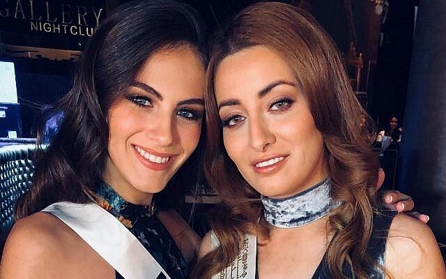 Miss Israel Adar Gandelsman og Miss Irak Sarah Idan i 2017. Kort tid etter at bilde ble kjent ble Idan tvunget til å flykte fra Irak. Foto: Instagram.
 Foto: Sarak Idans Instagramkonto.