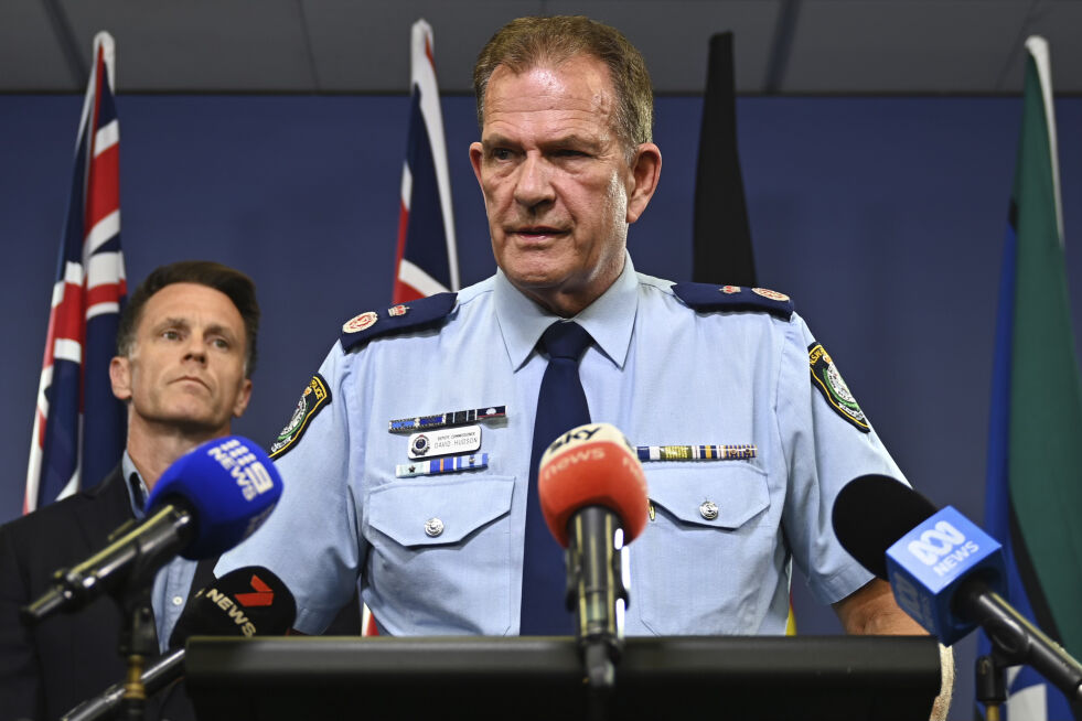 Nestleder i New South Wales politi, David Hudson, snakker i Sydney, onsdag 29. januar 2025, om oppdagelsen av eksplosiver som er oppbevart i Sydneys utkanter, mistenkt for å ha vært ment å eskalere en kampanje med antisemittisk brannstiftelse og graffitiforbrytelser.
 Foto: Steven Saphore/AAP-bilde via AP/NTB