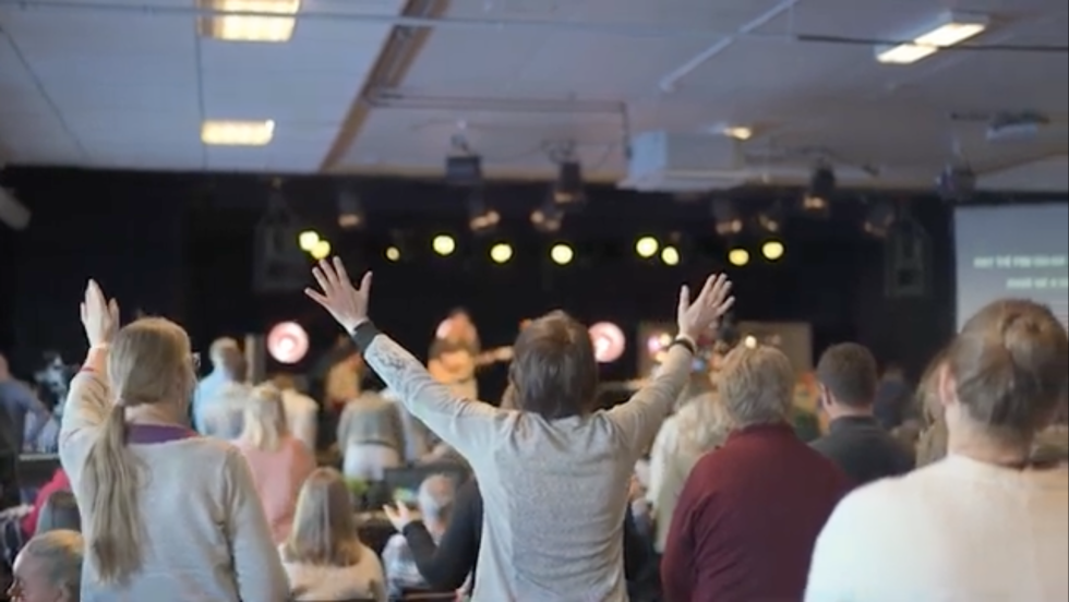 Nasjonal bønnekonferanse ble arrangert på Grimerud 15. – 18. februar 2024. – Den har satt spor etter seg, skapt debatt og resultater, skriver Finn Jarle Sæle.
 Foto: Skjermdump YouTube/Terje Kingsrød