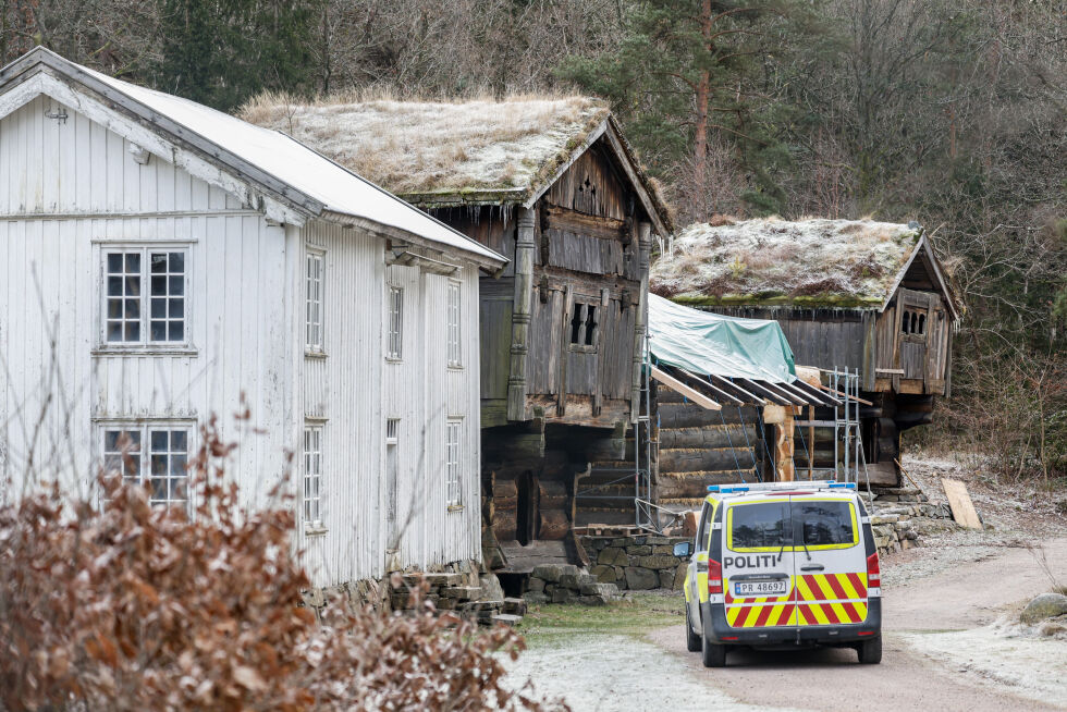 Politiet på stedet. Her står Setesdalstunet, eldgamle gårdsbygg som er flyttet fra Setesdal til museet.
 Foto: Tor Erik Schrøder / NTB