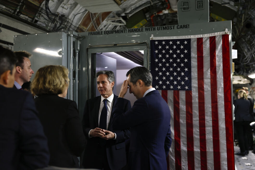 UTENRIKS: USAs utenriksminister Antony Blinken, i midten sammen med talsperson Matthew Miller, til høyre.
 Foto: NTB/AP