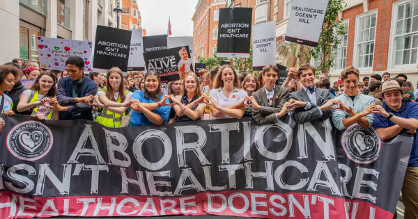 8-10 000 marsjerte for de ufødte barna i London