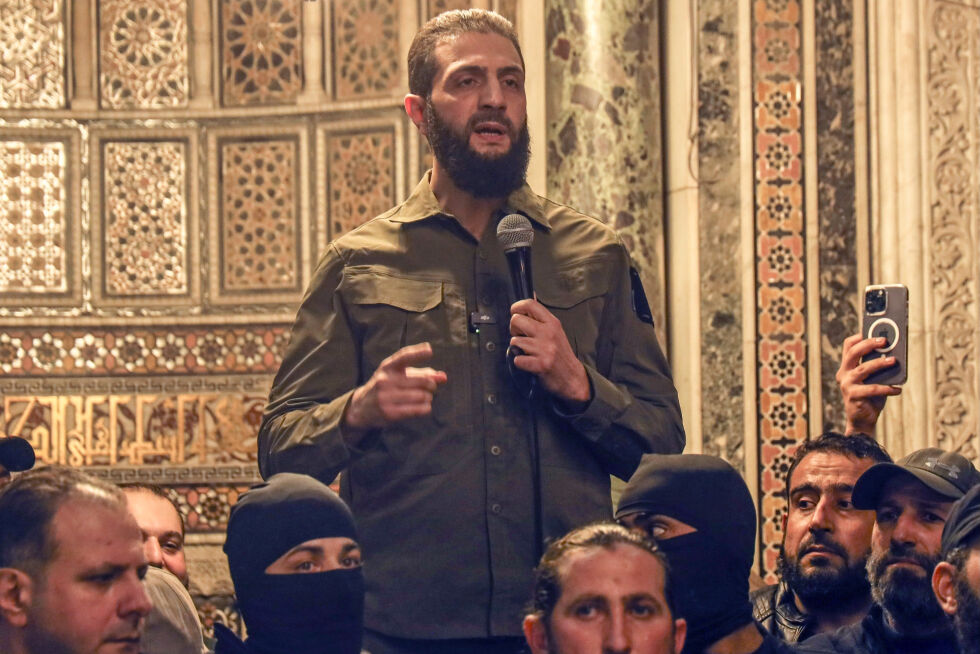 Ahmed al-Sharaa, Syrias nye leder, sier at all våpen i landet skal under statlig kontroll.
 Foto: Omar Albam / AP / NTB