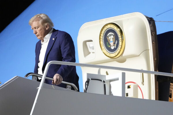 Måtte sette Trump på annet fly