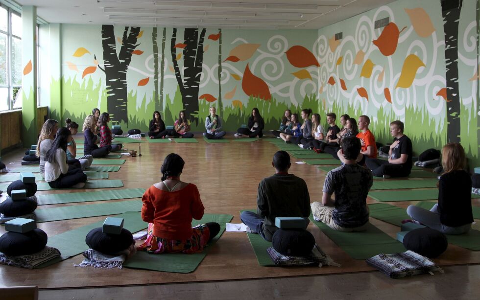 Studenter mediterer under Mindful-klassen ved Wilson High School i Portland, Oregon. Kurset som går over et semester er et av et økende antall programmer som inkluderer mindfulness, yoga og meditasjon i skolens læreplaner. Illustrasjonsbilde.
 Foto: Gosia Wozniacka / NTB Scanpix