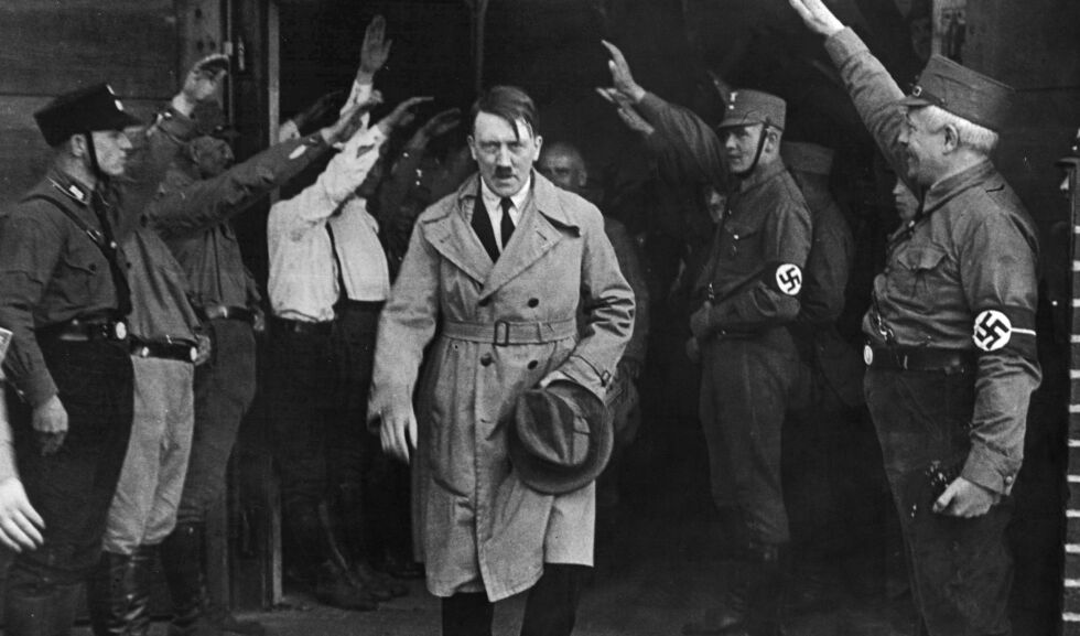 Adolf Hitler forlater hovedkvarteret til NS i München, 5. desember 1931.
 Foto: Ap